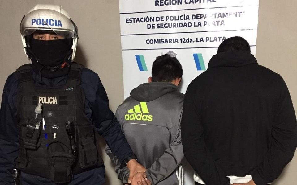 Eluden un control, intentan chocar patrulleros y se esconden en una casa: uno tiene 16 años