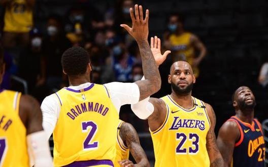 Los Angeles Lakers venció a los Warriors y jugará los playoffs de la NBA ante Phoenix Suns