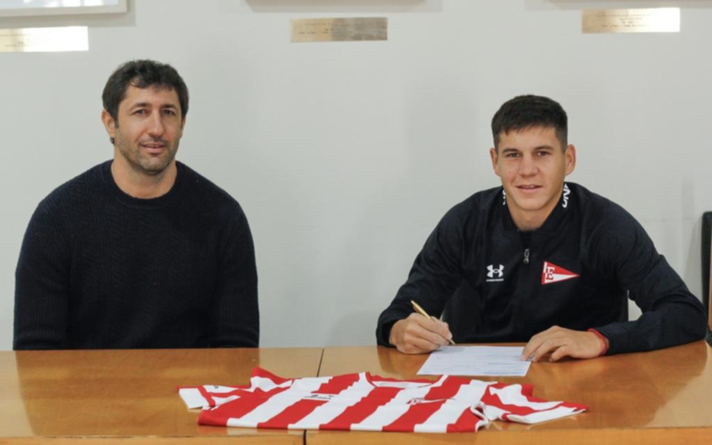 Franco Romero firmó su primer contrato profesional con el León