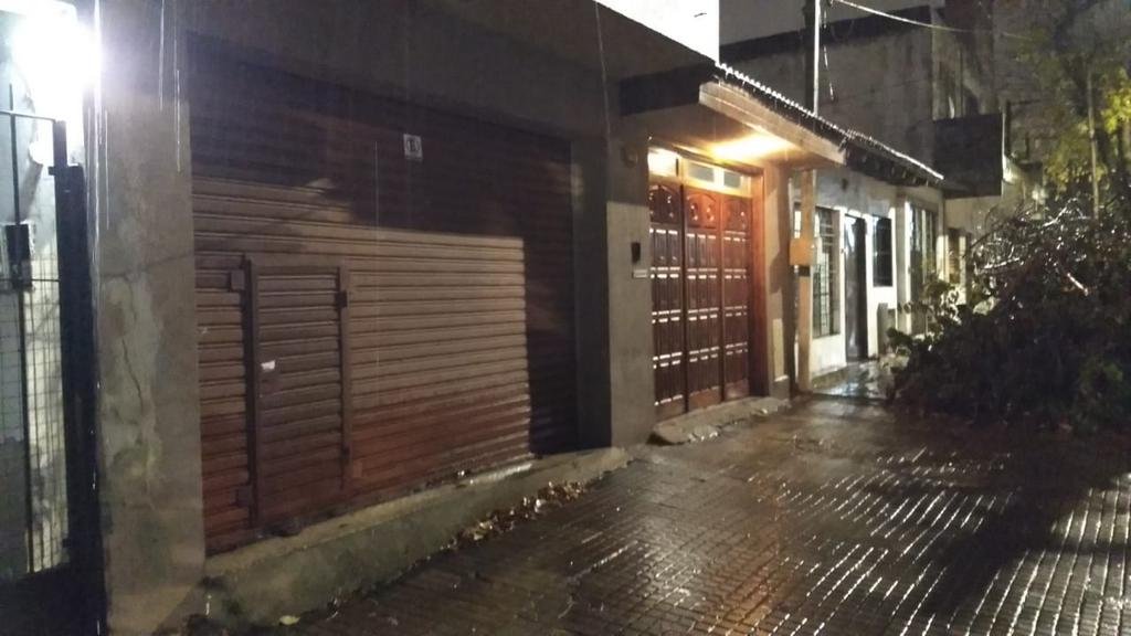 Le pegan a un jubilado frente a su mujer en una casa de La Loma