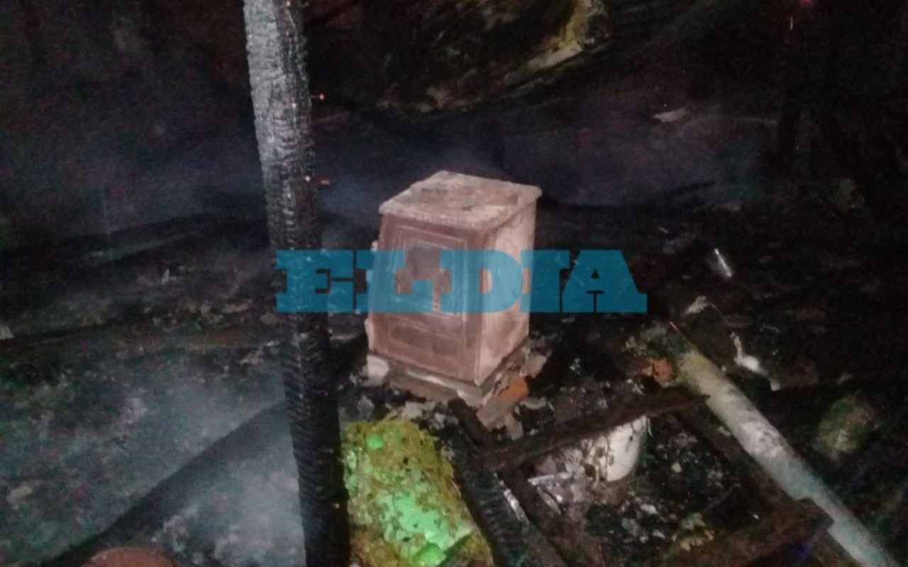 Una casa ardió en Lisandro Olmos y una familia quedó en la calle