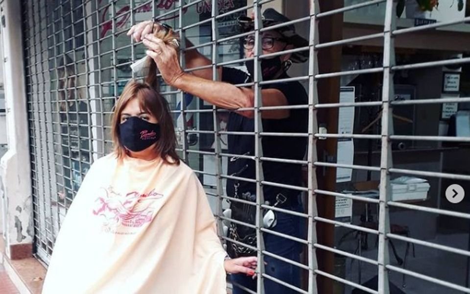 Peluquero se hizo viral por atender a sus clientas en modo "take away"