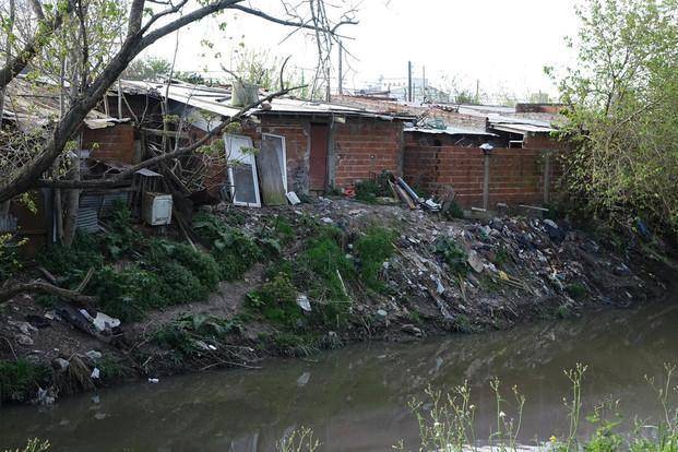 En los asentamientos de la periferia 6 de cada 10 hogares no tienen tanque de agua