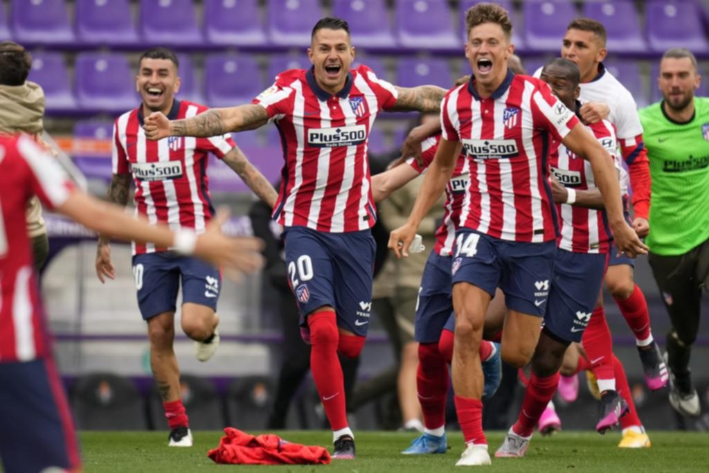 Simeone anduvo a los besos y sin barbijo