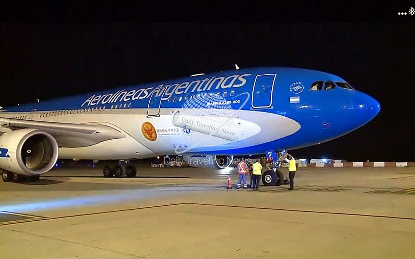 Llegó un lote de vacunas de AstraZeneca y partió otro avión a Moscú en busca de Sputnik V
