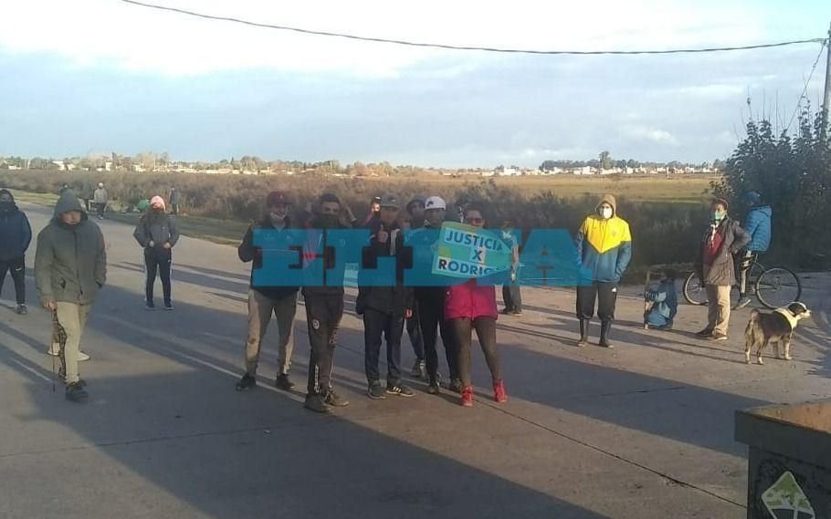 Sigue la conmoción en barrio Aeropuerto por el joven atropellado: los vecinos cortan la calle