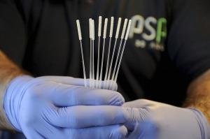 Una pyme familiar regional desarrolló el primer hisopo nacional para detectar Covid