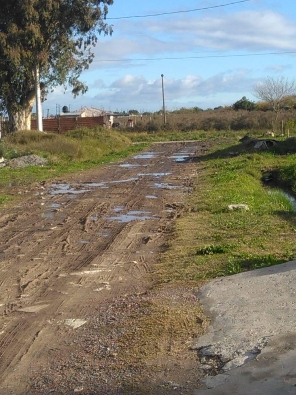 En Romero se sienten abandonados y aseguran que la calle es un pantano