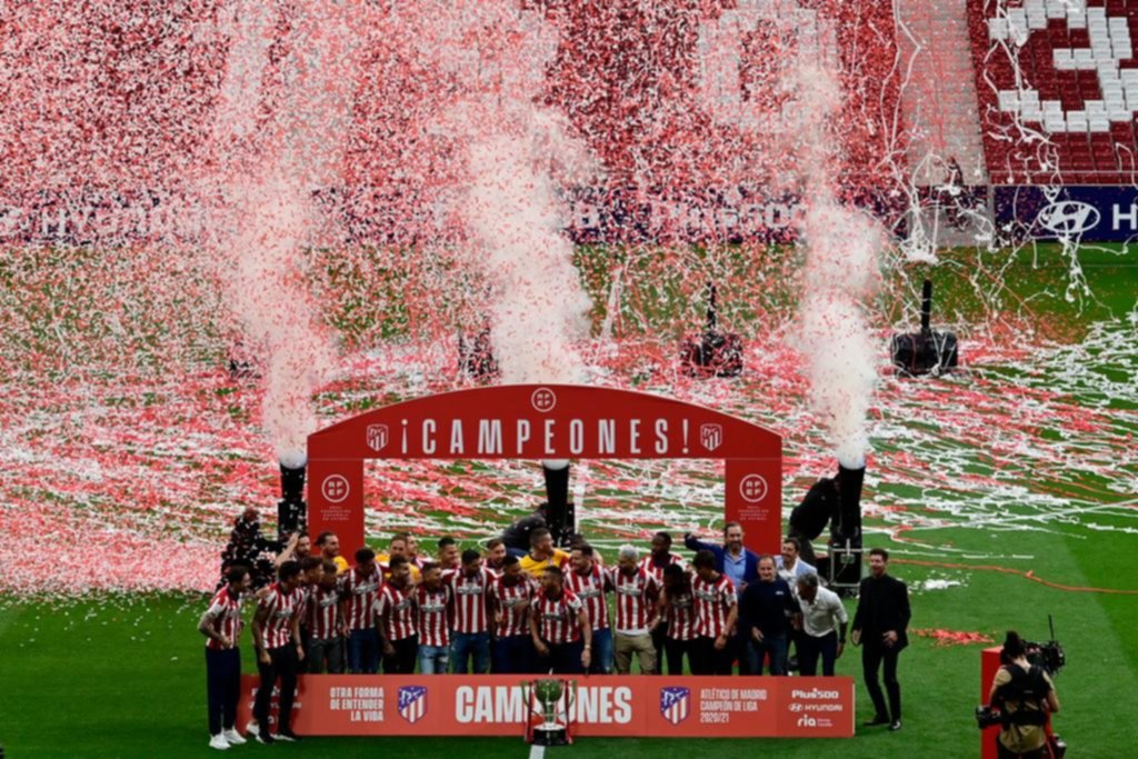 La fiesta del equipo de Simeone siguió con la entrega del trofeo y una larga caravana de su gente