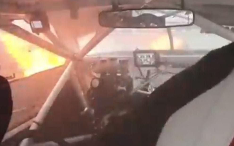 Tensión y temor al incendiarse un auto del TC Mouras en el autódromo de La Plata