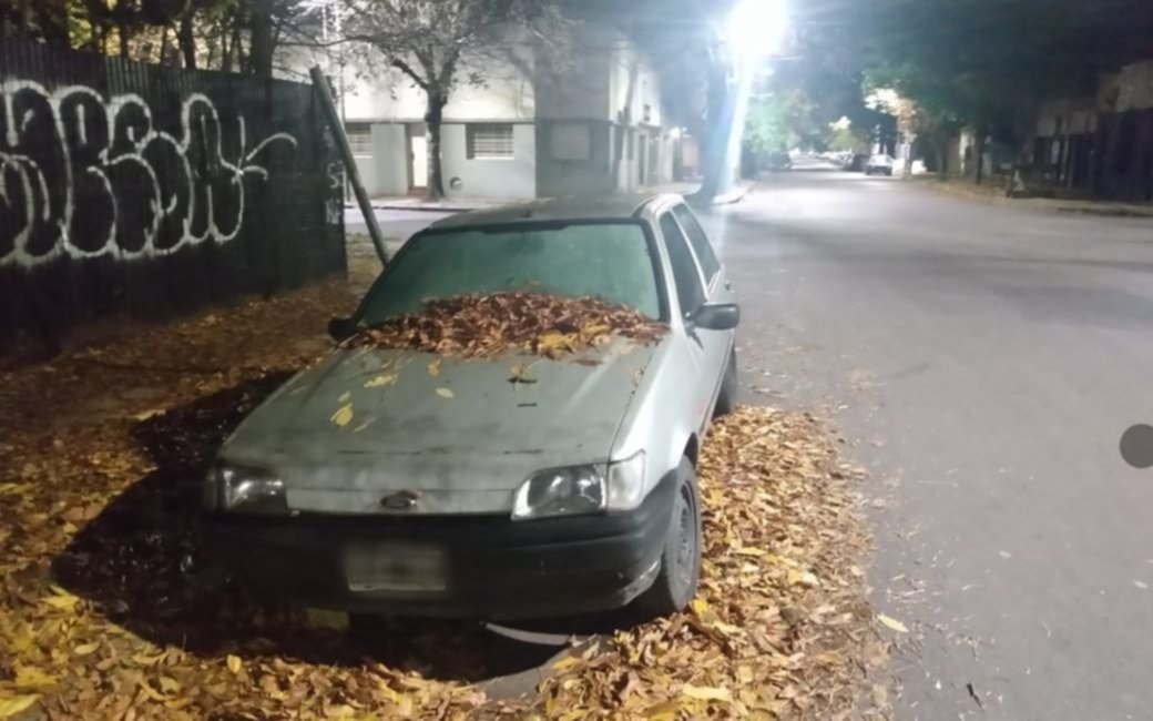 Denuncian que dejaron abandonado un auto "hace más de un mes" en 12 entre 40 y 41