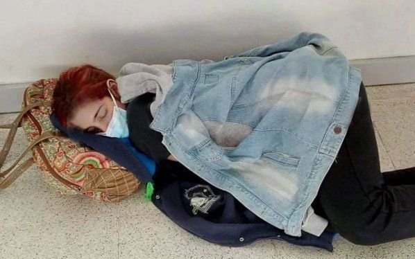 Terrible relato de la madre de una joven que murió tras esperar una cama en un pasillo