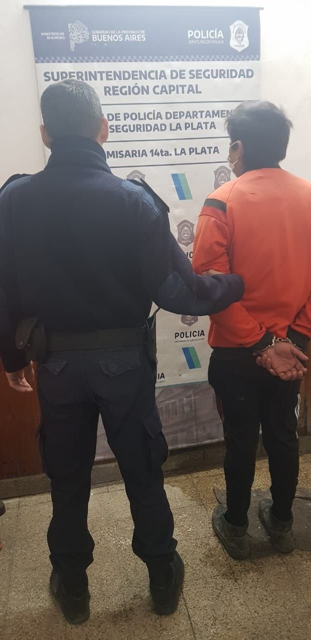 "Pitillo loco": hirió a una policía por querer meterse a ver sus "amigos" en el calabozo de la Comisaría de Romero