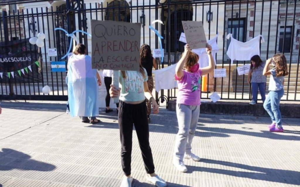 Nueva vigilia en La Plata para pedir por la presencialidad de las clases