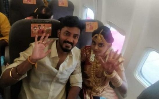 Amor en tiempos de Covid: pareja india se casó en pleno vuelo para eludir las restricciones