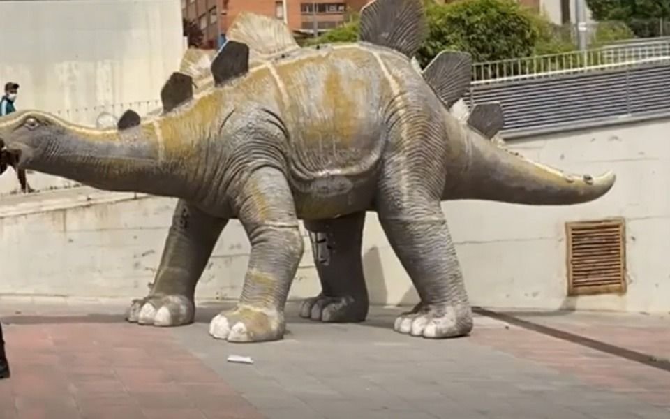Misterio: el cuerpo de un hombre fue hallado dentro de una estatua de un dinosaurio