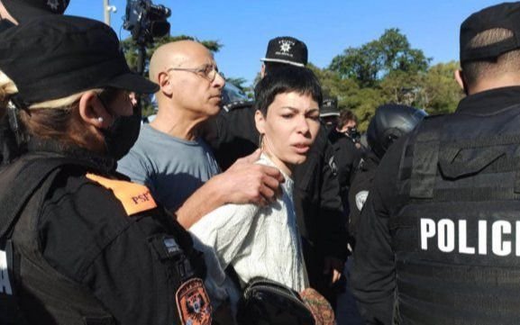 Incidentes y detenidos en Rosario en la marcha contra las restricciones