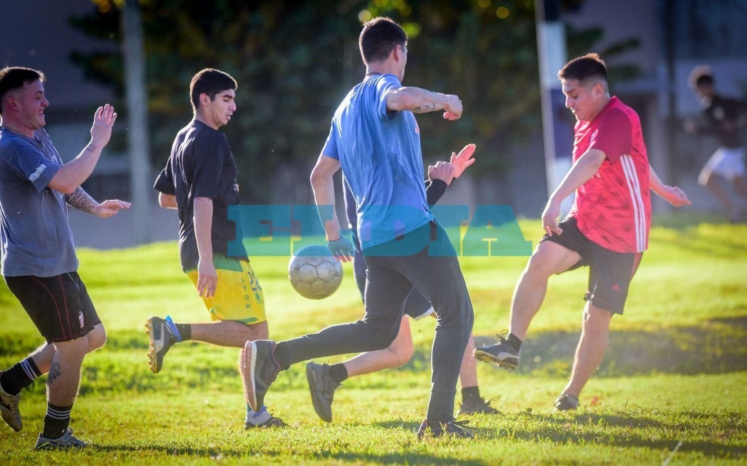 En el cuarto día del confinamiento estricto, en la rambla de 7 y 72 se pusieron a jugar al fútbol