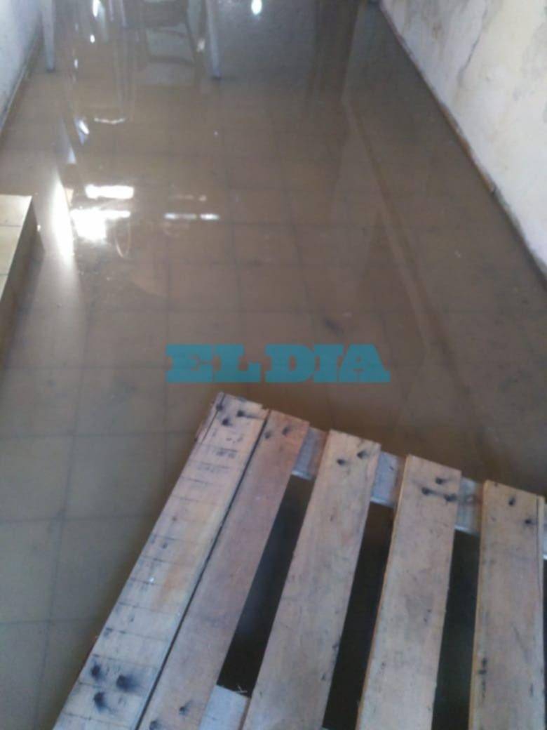 Vecinos desesperados en 121 bis y 527 porque las aguas cloacales están inundando sus casas