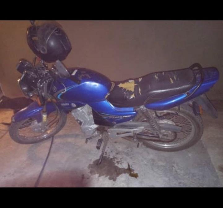 Eran cuatro, en auto, y asaltaron a un delivery para quitarle la moto