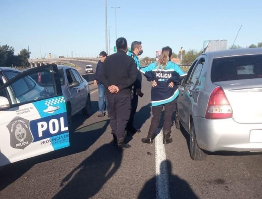 Terror en la Autopista: ataques a autos y policías, con un baleado y detenidos