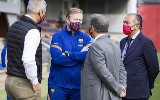 En España dicen que en el Barcelona le dieron de baja al DT Ronald Koeman