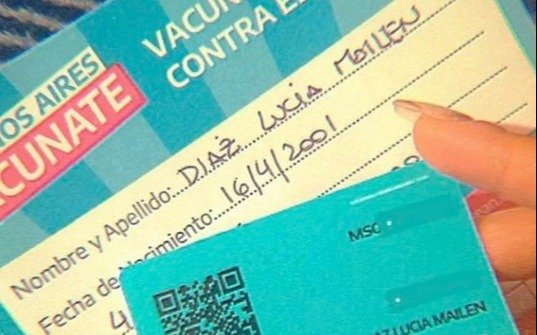 Polémica por la vacunación contra el Covid de una joven de 20 años en Ensenada