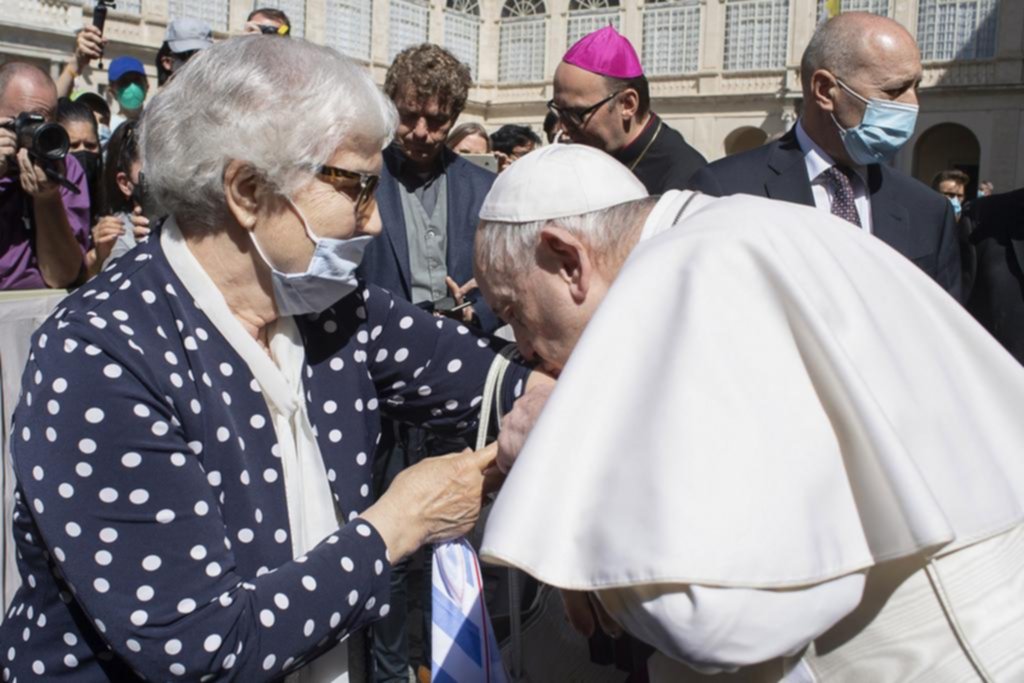 El Papa besó el tatuaje de una sobreviviente del Holocausto
