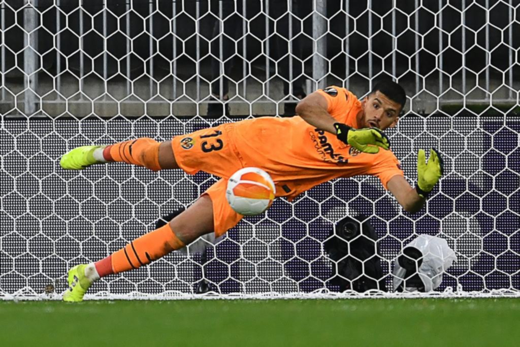Rulli, otro Pincha que amargó al Manchester United, el abrazo con Foyth y ¿mensaje para Scaloni?