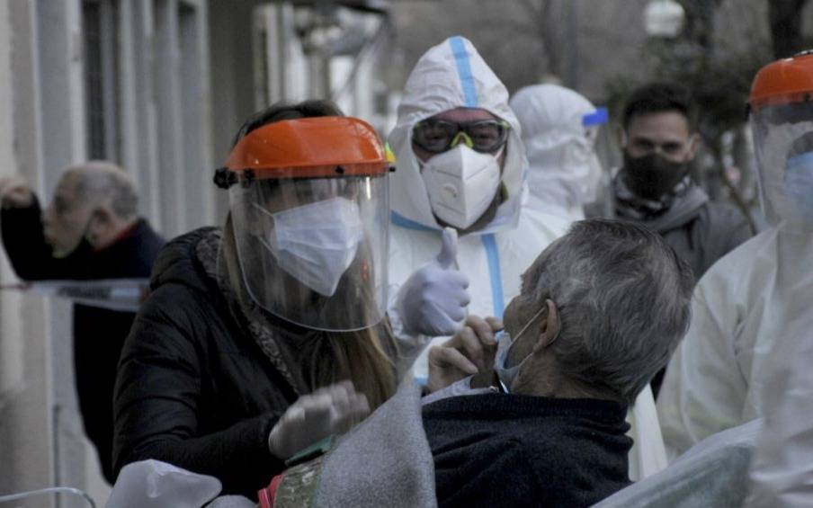La curva de contagios del coronavirus: con tendencias en alza en el país y de amesetamiento en la Provincia