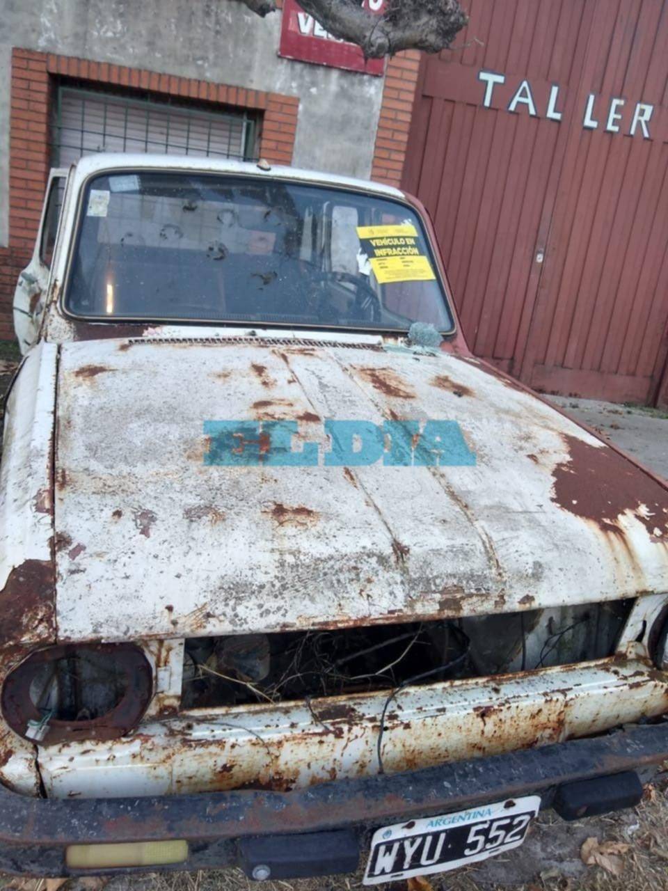 Hartazgo vecinal en Los Hornos por un auto abandonado