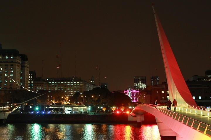 Iluminarán monumentos de color naranja contra la esclerosis múltiple