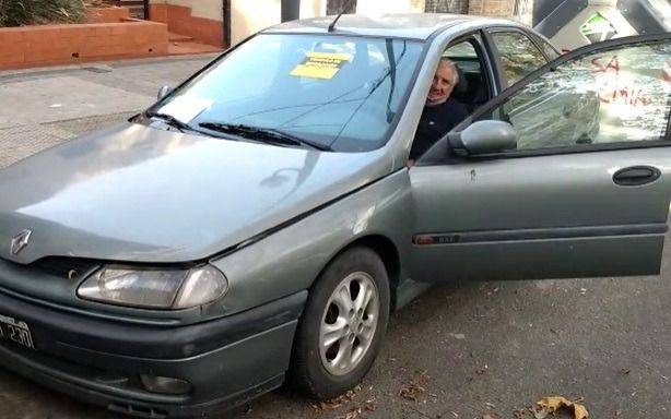 El dueño de un auto denunciado como abandonado dice que "no lo mueve por la pandemia"