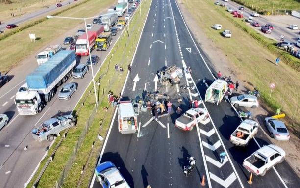 Un muerto y al menos seis heridos en un choque múltiple en el Acceso Norte
