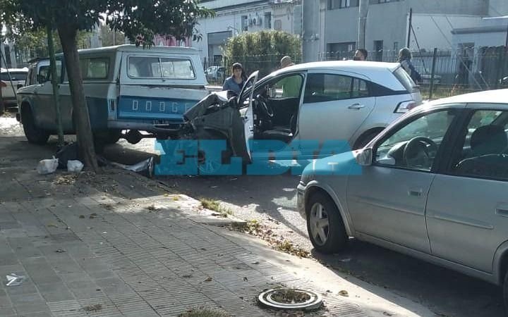 Mordió el cordón, salió disparado y se estrelló con una Dodge frente a la Comisaría Sexta