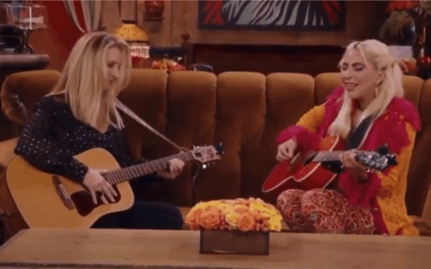 VIDEO: Lady Gaga cantó ‘Smelly Cat’ junto a Lisa Kudrow en el reencuentro de Friends