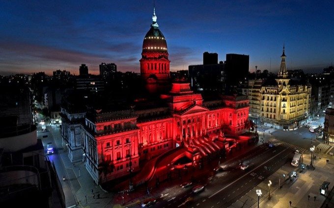 El Congreso se iluminó de rojo en el día de la Salud Menstrual