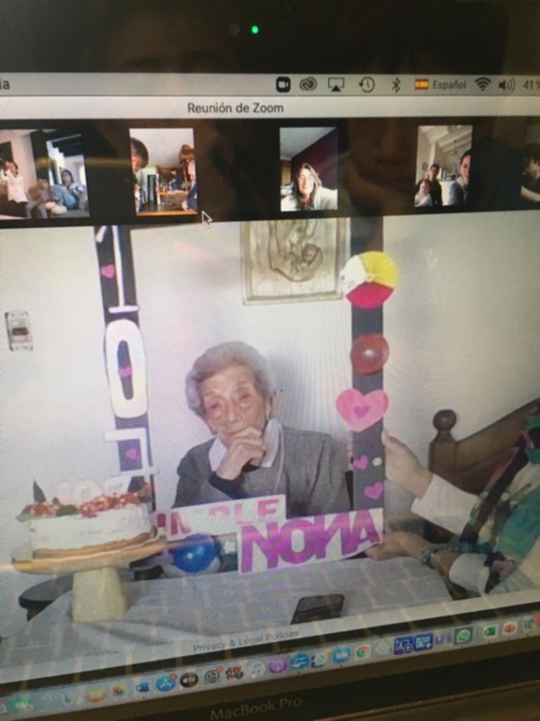 Ofelia sopló 107 velitas y ya fue su segundo festejo virtual