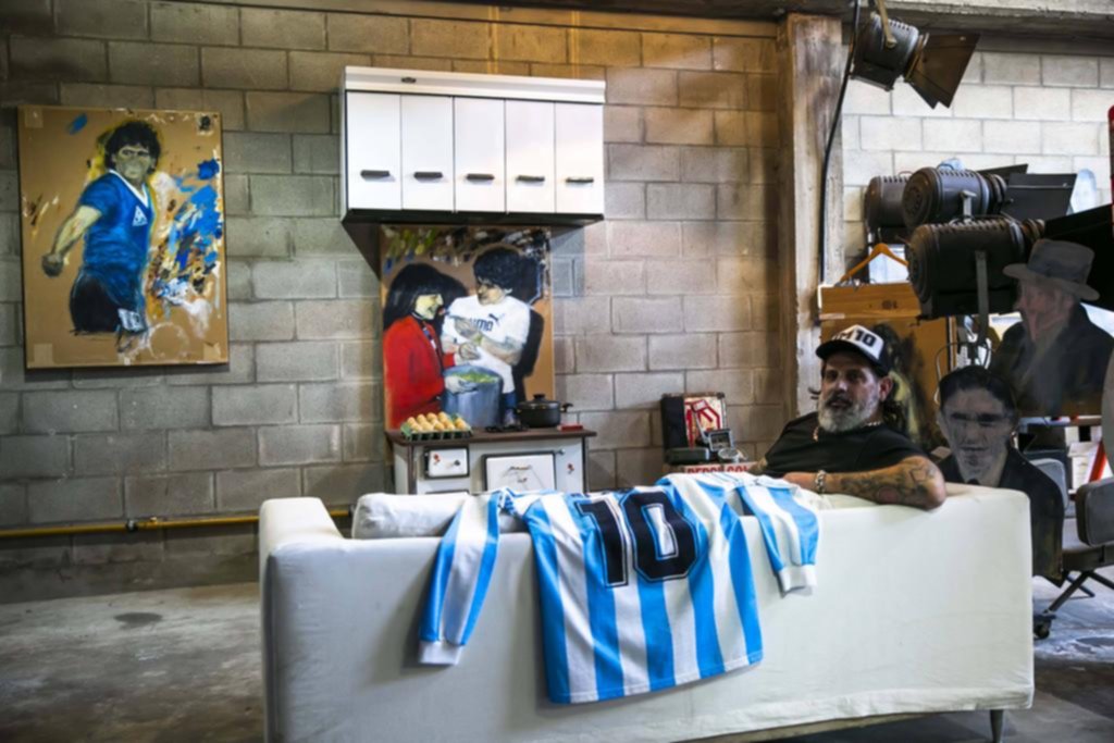 Mauro Valenti: el arte de pintar a Maradona con apenas una mancha y un par de gestos