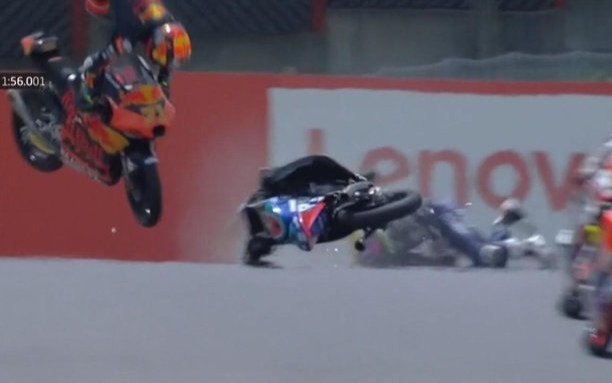 VIDEO: Grave accidente en el Moto3: derrapó, cayó al asfalto y una moto le pasó por encima