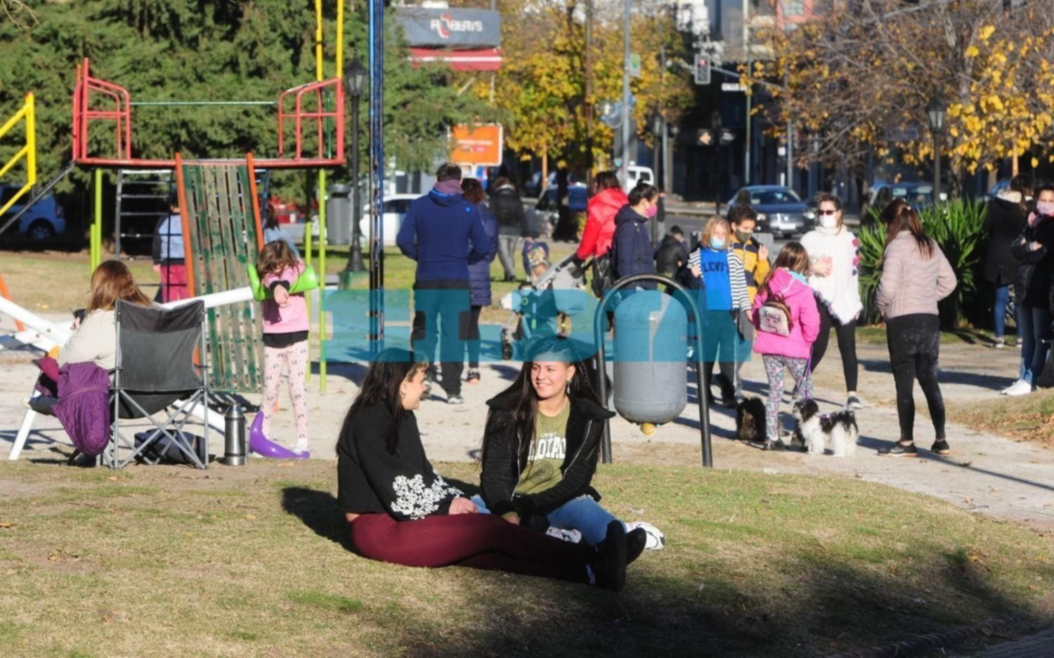 Pese a las restricciones, la gente se volcó a parques y plazas aprovechando el sol del sábado