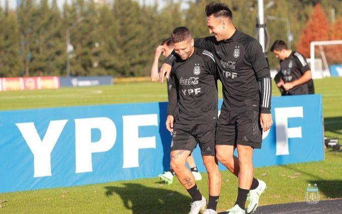 Llegó Foyth y sólo falta Agüero para completar el seleccionado