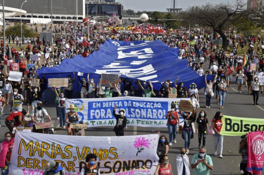 Miles de brasileños marcharon contra Bolsonaro pese al virus