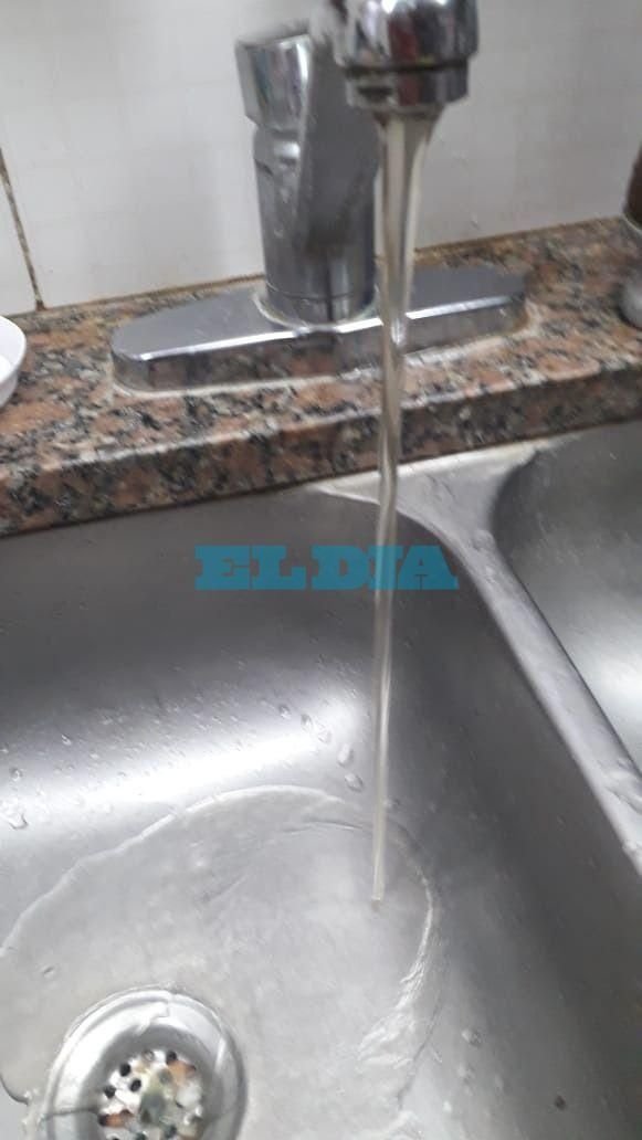 Problemas con el agua en Tolosa: falta de presión en las canillas y turbiedad