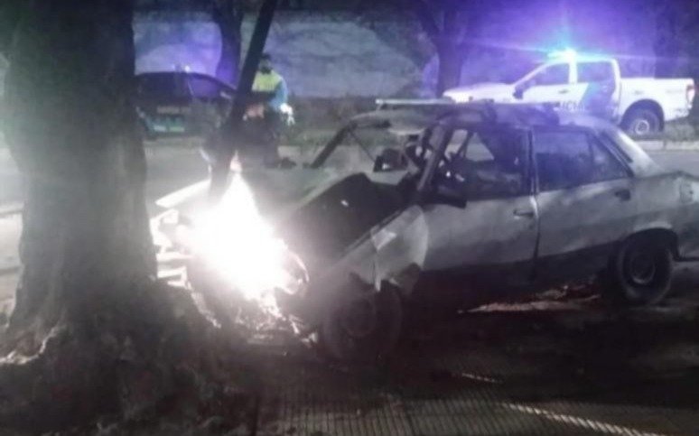 De milagro no fue una tragedia: chocó contra un árbol frente al Cementerio y quedó atrapado