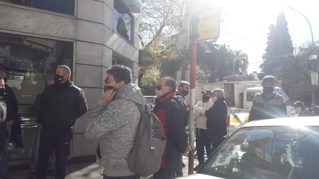 Homenaje en 7 y 54 a un chofer de taxi que falleció por Covid