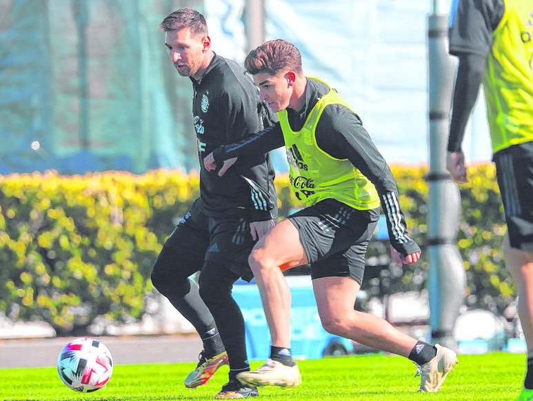 ¿Foyth le gana la pulseada a Montiel para meterse en el 11?