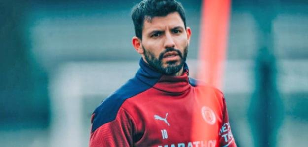 Agüero en Barcelona: revisión y firma