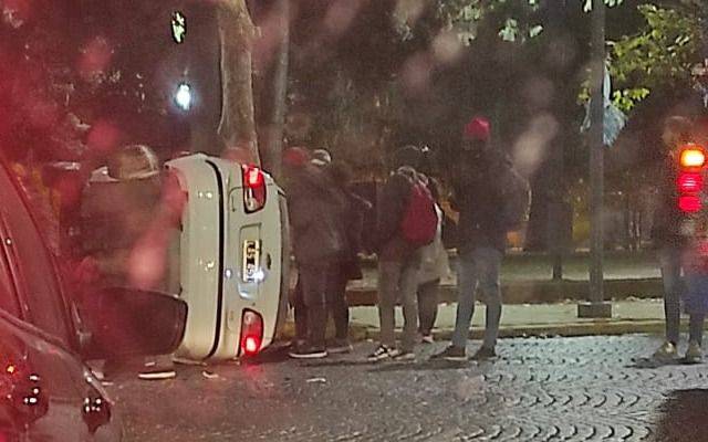 Impresionante vuelco en Plaza Italia: un taxi quedó dado vuelta