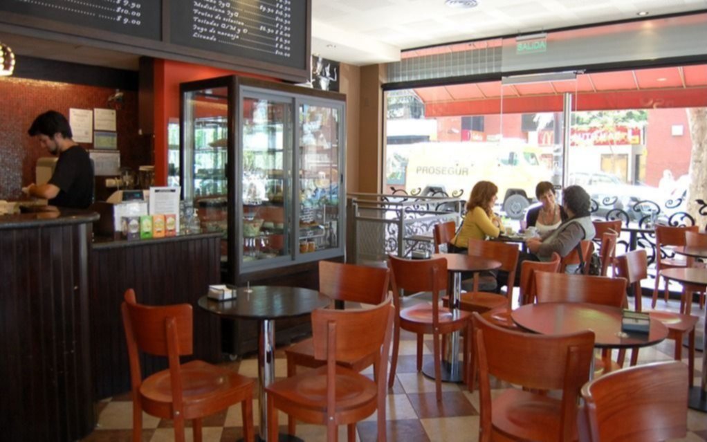 Bares y restaurantes de Mar del Plata atenderán hasta las 23 y con gente dentro del local